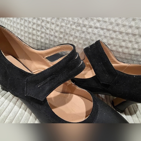 Elegant Black Women's Shoes - Picture 2 of 4
